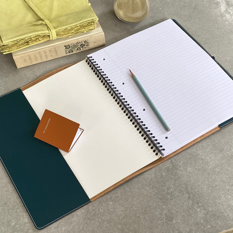 Housse en cuir recyclé pour cahier à spirales A4 avec poches intérieures et fermeture élastique