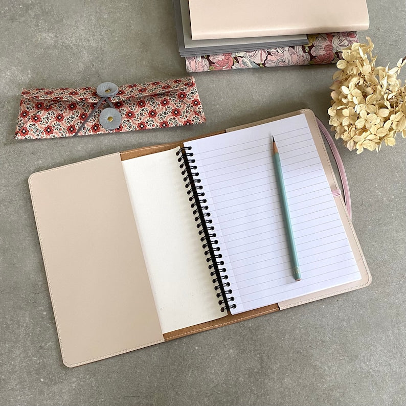 Couverture en cuir recyclé pour cahier A5 spirale avec poches
