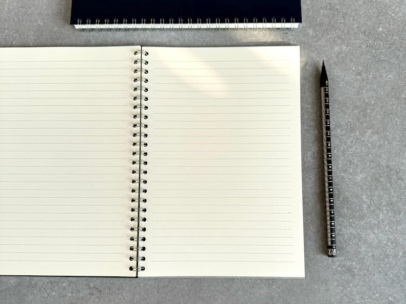 Couverture en cuir recyclé pour cahier A5 spirale avec poches