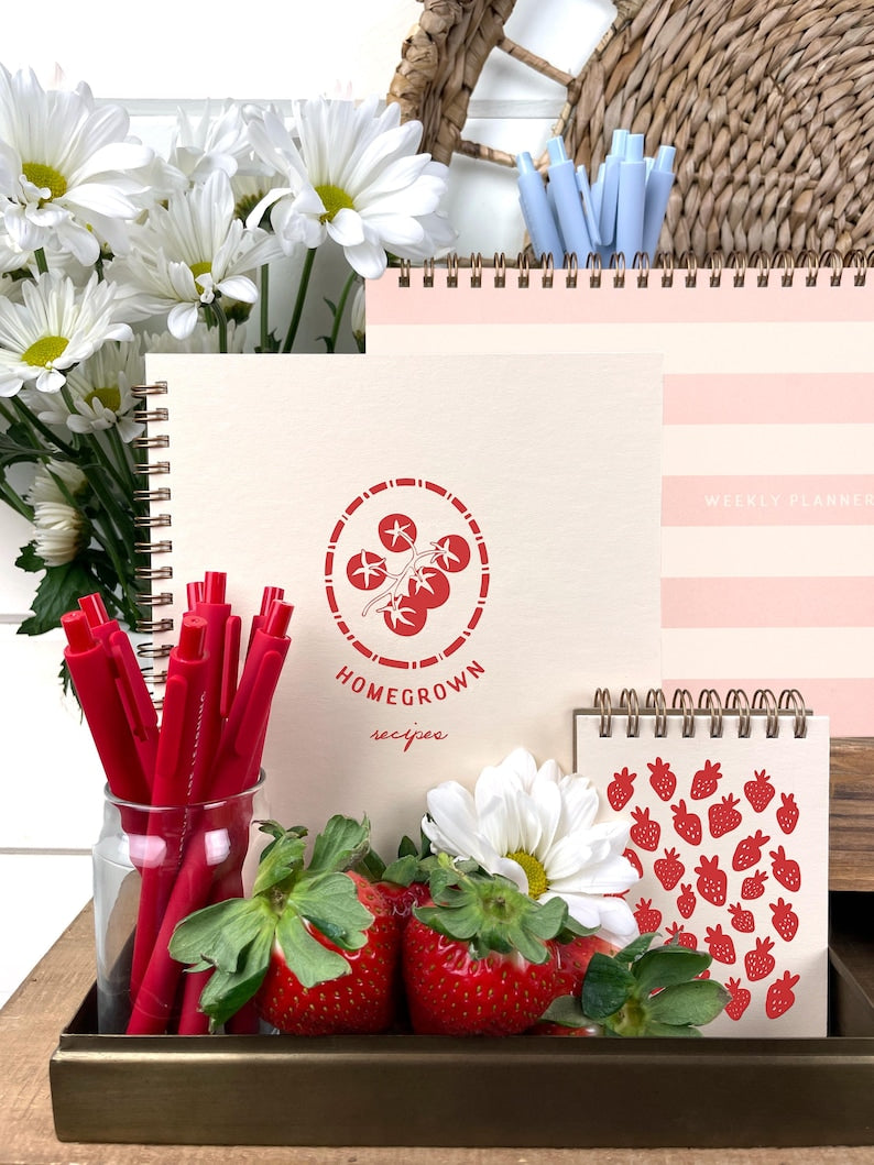 Carnet de notes motif fraise 3x4 pouces, reliure spirale métallique, pages blanches non lignées, 65 pages