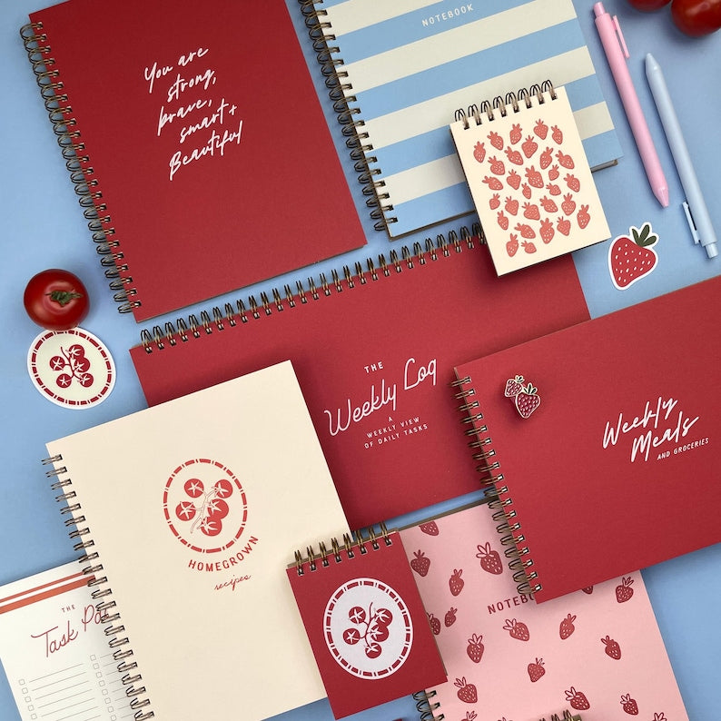Carnet de notes motif fraise 3x4 pouces, reliure spirale métallique, pages blanches non lignées, 65 pages