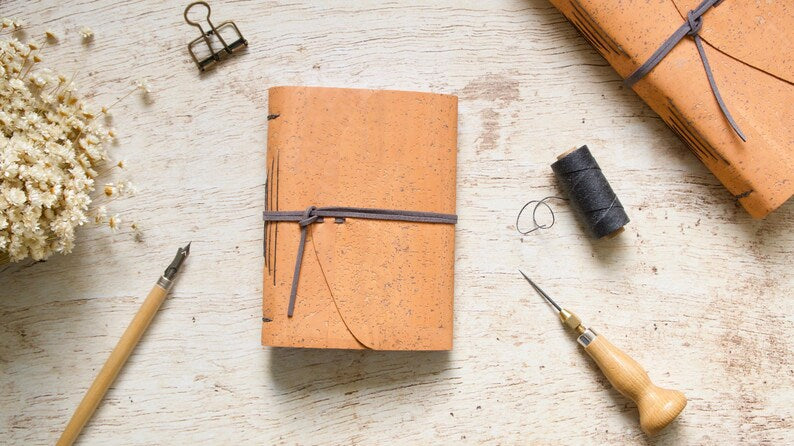 Carnet B6 liège naturel uni couleur au choix – Journal écriture – Papier ligné ou uni – Reliure cousue main