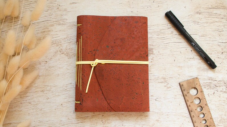 Carnet B6 liège naturel uni couleur au choix – Journal écriture – Papier ligné ou uni – Reliure cousue main