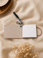 Bloc-notes porte-clés fait main 3,5 pouces avec fleurs sauvages et baies, stylo inclus, clip floral