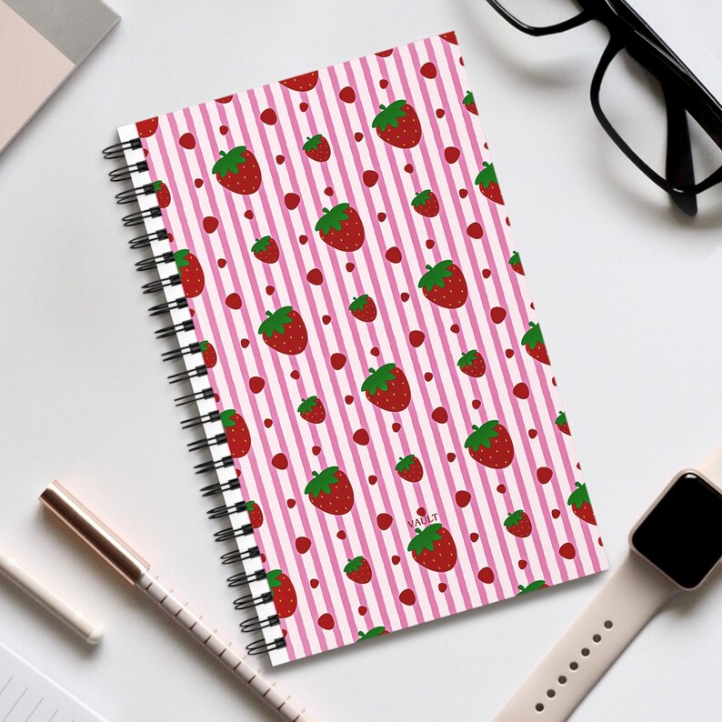 Carnet à spirale fraise, 160 pages lignées 90 g/m², couverture semi-brillante, reliure spirale